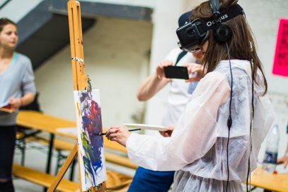 Mitarbeiterin beim Malen mit Virtual-Reality-Brille